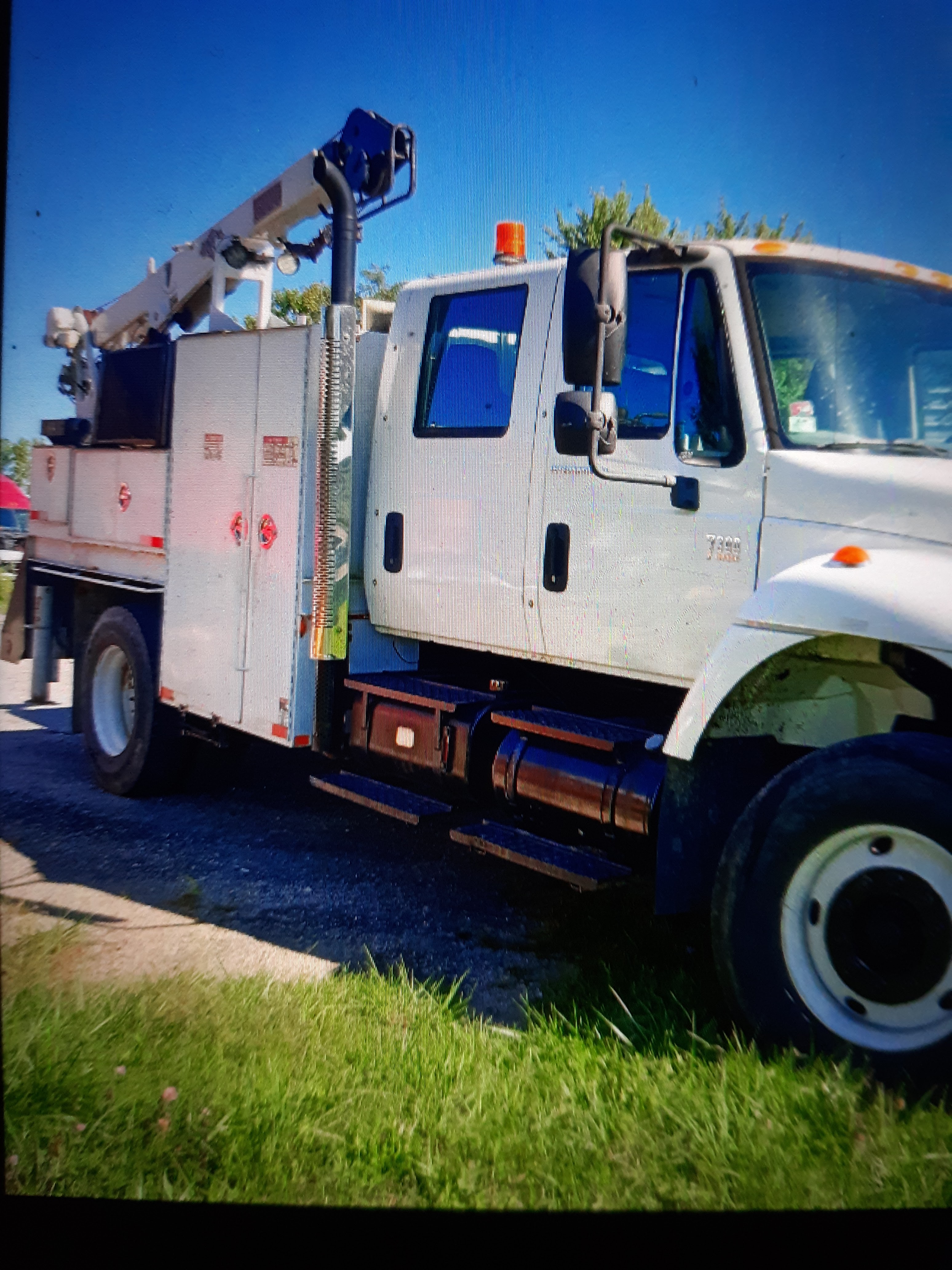 M&amp;T Mobile Diesel Mechanics and crane services Logo